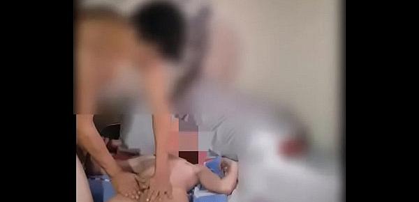  Masaje a jovencita contracturada en tanga vídeo amateur cámara porno joven latino masajista con una polla grande